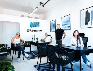 Equipo de vendedores en la oficina de la inmobiliaria Dioni Suart